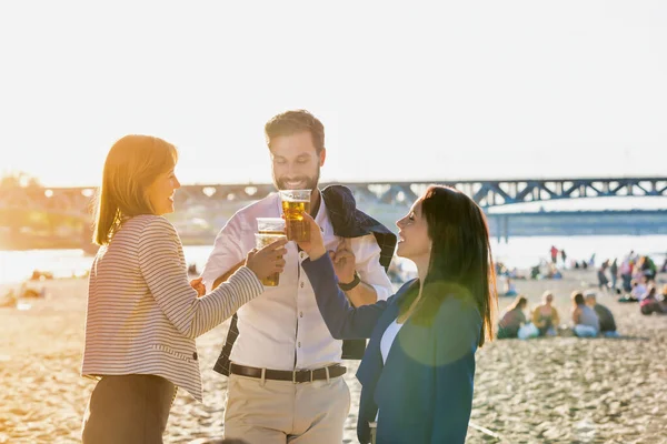 Biznesmeni Świętują Sukces Pijąc Piwo Plaży Rozbłyskiem Soczewki Tle — Zdjęcie stockowe