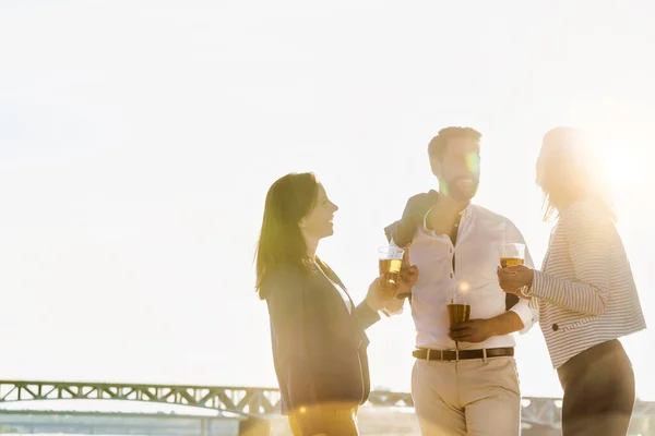 Geschäftsleute Feiern Erfolg Während Sie Strand Bier Trinken Und Hintergrund — Stockfoto