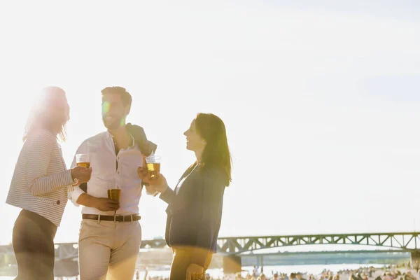 商界人士在庆祝成功的同时 还在海滩上喝着带镜头的啤酒 — 图库照片