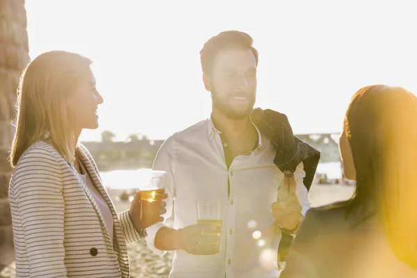 Gente Negocios Celebrando Éxito Mientras Beben Cerveza Playa Con Destello — Foto de Stock