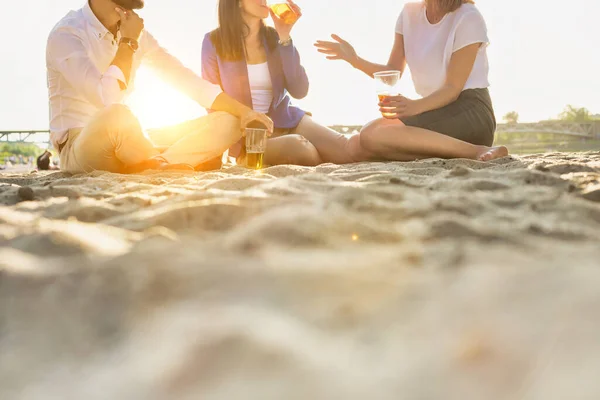 Gente Negocios Celebrando Éxito Mientras Beben Cerveza Playa Con Destello —  Fotos de Stock