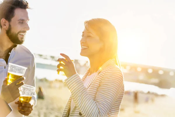 Biznesmeni Świętują Sukces Pijąc Piwo Plaży Rozbłyskiem Soczewki Tle — Zdjęcie stockowe