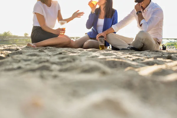 Podnikatelé Slaví Úspěch Při Pití Piva Pláži Objektivem Světlice Pozadí — Stock fotografie