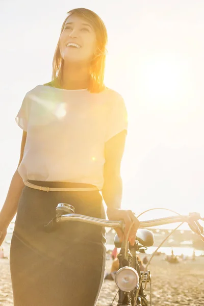 Portret Młodej Atrakcyjnej Bizneswoman Trzymającej Rower Podczas Spaceru Plaży — Zdjęcie stockowe