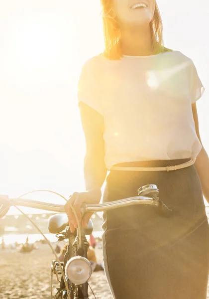 Portret Młodej Atrakcyjnej Bizneswoman Trzymającej Rower Podczas Spaceru Plaży — Zdjęcie stockowe