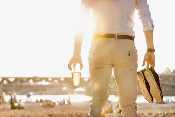 Портрет Молодого Привлекательного Бизнесмена Пьющего Пиво Гуляющего Босиком Пляжу Держа — стоковое фото