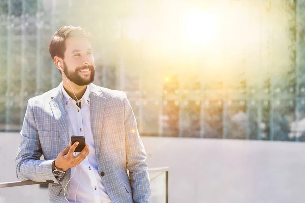 Retrato Joven Empresario Atractivo Usando Teléfono Inteligente Con Auriculares —  Fotos de Stock