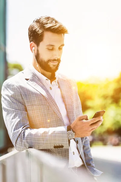 Retrato Jovem Empresário Atraente Usando Smartphone Com Fones Ouvido — Fotografia de Stock