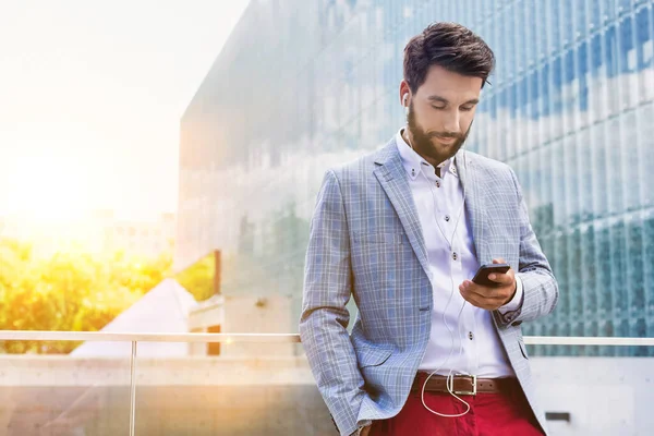 Portret Van Jonge Aantrekkelijke Zakenman Met Behulp Van Smartphone Met — Stockfoto