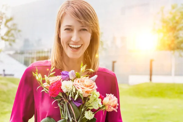 Ritratto Giovane Donna Attraente Che Tiene Bouquet Fiori — Foto Stock