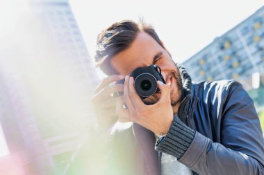 Şehirdeki güzel manzaraları fotoğraflayan çekici bir genç.