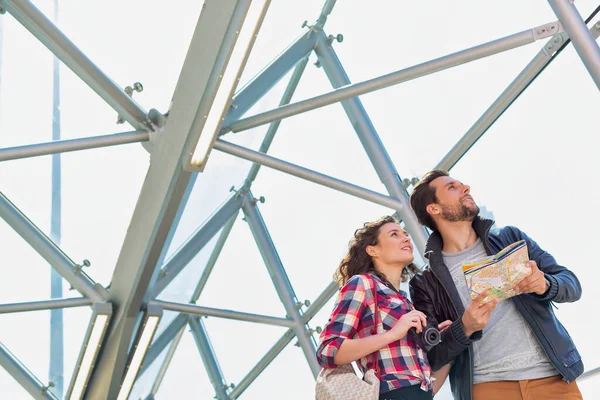 Portrait Young Attractive Couple Looking Map Middle City — Stock Photo, Image