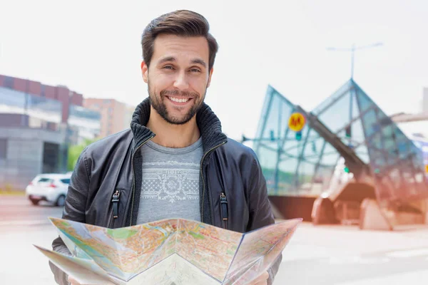 Retrato Jovem Homem Atraente Olhando Mapa Cidade — Fotografia de Stock