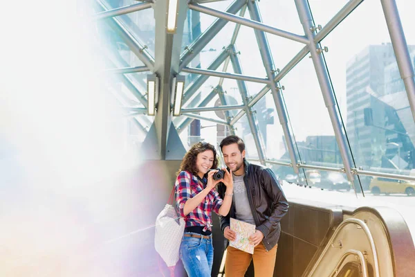 Retrato Jovem Casal Atraente Olhando Suas Fotos Câmera — Fotografia de Stock