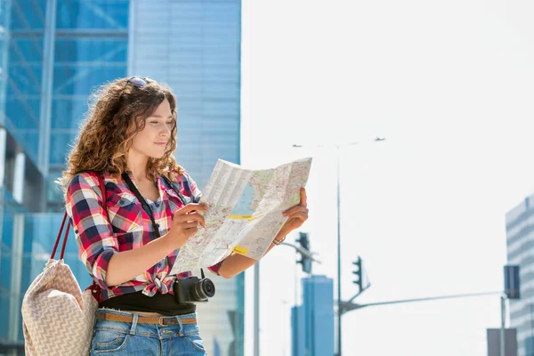 Retrato Jovem Mulher Atraente Olhando Mapa Cidade — Fotografia de Stock