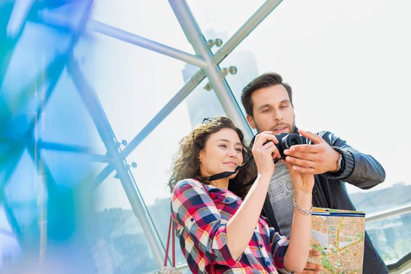 Retrato Pareja Joven Atractiva Mirando Sus Fotos Cámara — Foto de Stock