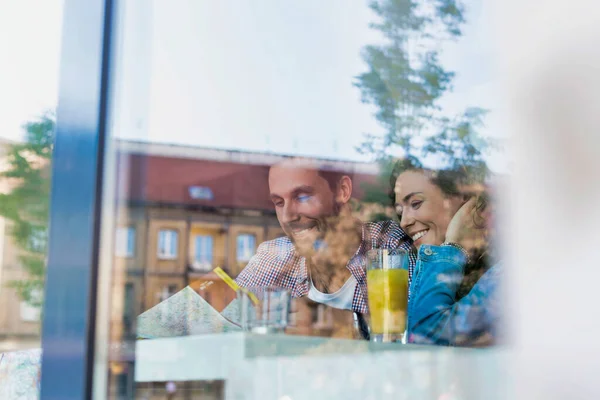 Junges Attraktives Paar Lächelt Beim Blick Auf Die Speisekarte Restaurant — Stockfoto