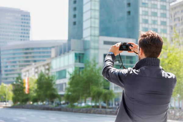 Młody Atrakcyjny Mężczyzna Fotografujący Piękne Widoki Mieście — Zdjęcie stockowe