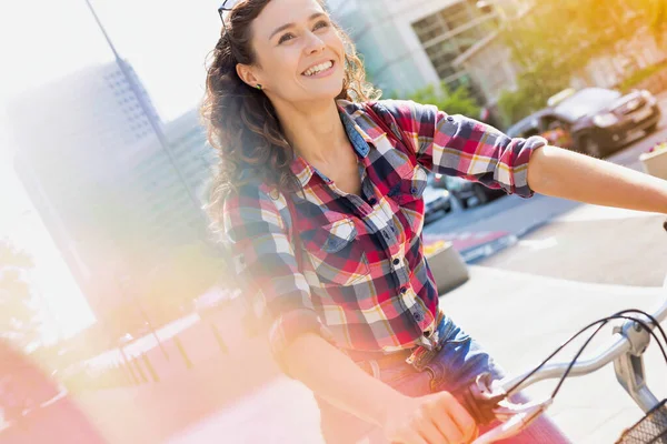 Egy Fiatal Gyönyörű Biciklizés Közben Mosolyogó Portréja Város Közepén — Stock Fotó