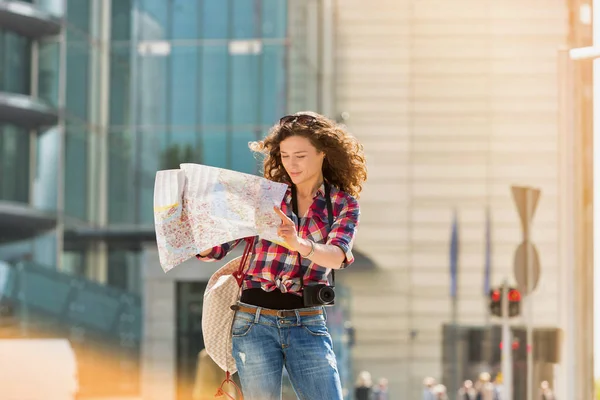 Retrato Jovem Mulher Atraente Olhando Mapa Cidade — Fotografia de Stock