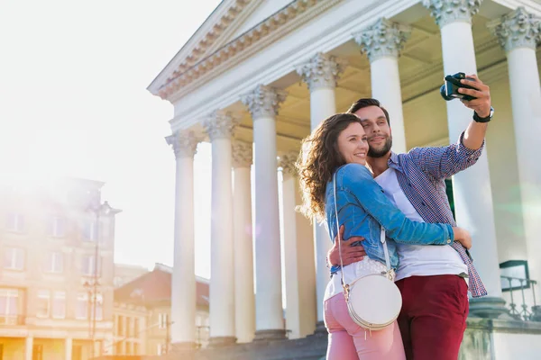 Portret Van Man Neemt Selfie Met Zijn Vriendin — Stockfoto