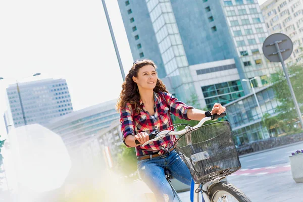 Retrato Una Joven Hermosa Mujer Sonriendo Mientras Monta Bicicleta Centro — Foto de Stock