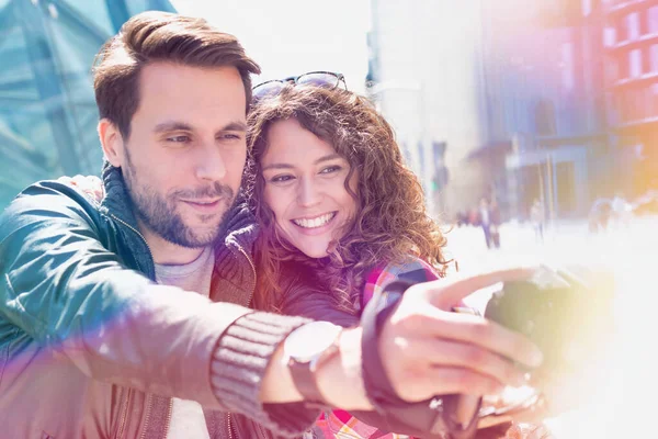 Şehrin Ortasında Arka Planda Lens Işığıyla Sevgilisiyle Selfie Çeken Çekici — Stok fotoğraf
