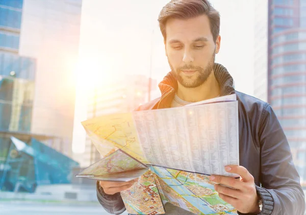 Ritratto Giovane Uomo Attraente Che Guarda Sulla Mappa Della Città — Foto Stock