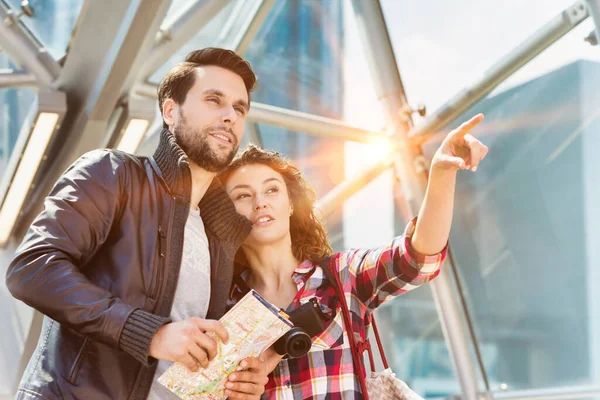 Retrato Pareja Joven Atractiva Mirando Mapa Centro Ciudad Con Destello — Foto de Stock