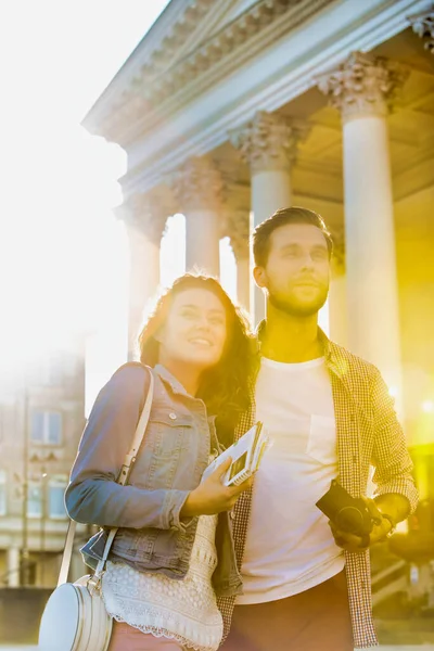 Retrato Pareja Joven Atractiva Pie Contra Museo Con Destello Lente — Foto de Stock