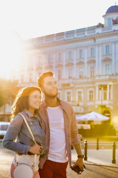 Porträtt Unga Attraktiva Par Promenader Mitten Staden Med Lins Fackla — Stockfoto