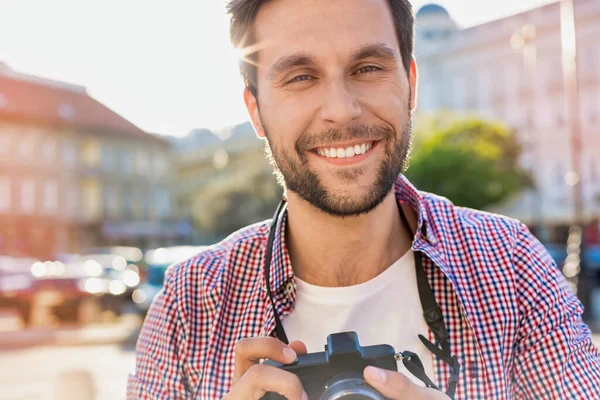 Jovem Homem Atraente Segurando Câmera Tirando Foto — Fotografia de Stock