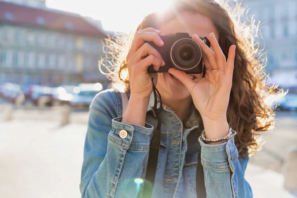 Jeune Femme Attrayante Tenant Caméra Prenant Des Photos — Photo