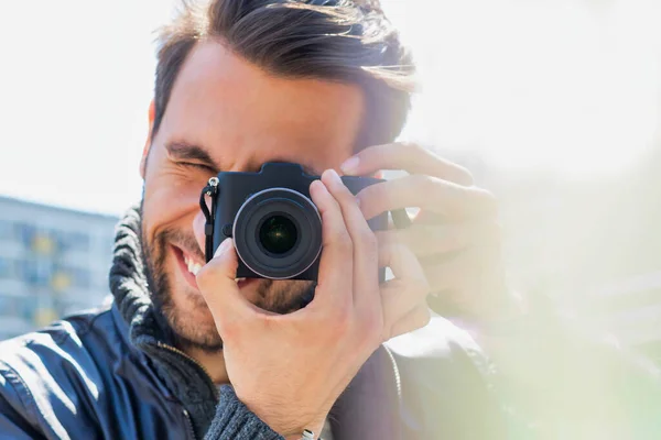 Jonge Aantrekkelijke Man Fotografeert Prachtige Uitzichten Stad Met Lens Achtergrond — Stockfoto