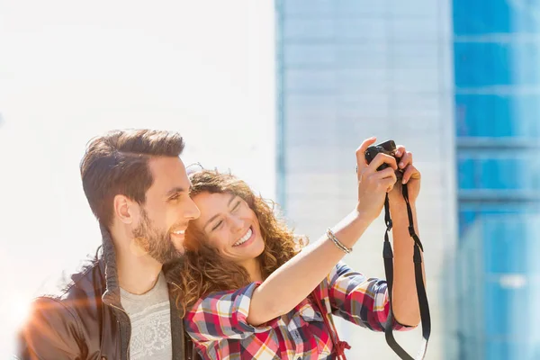 Porträtt Ung Attraktiv Kvinna Som Tar Selfie Med Sin Pojkvän — Stockfoto