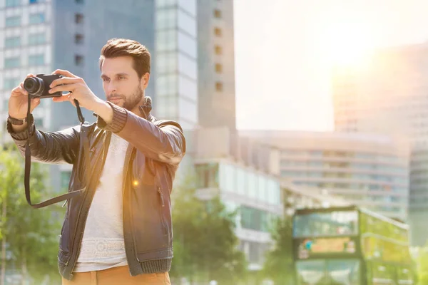 Joven Hombre Atractivo Fotografiando Las Hermosas Vistas Ciudad Con Destello —  Fotos de Stock