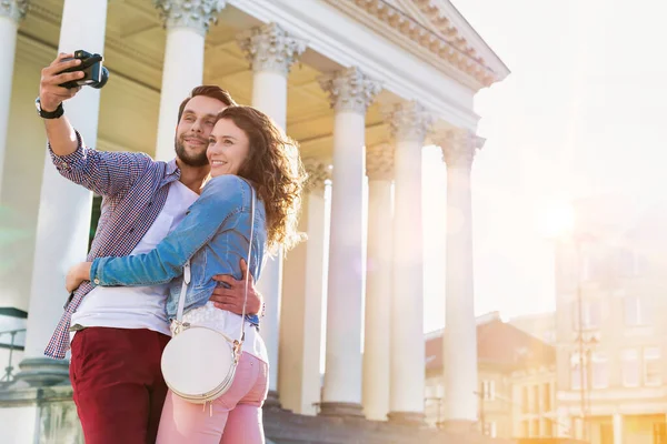 Porträtt Ung Attraktiv Man Som Tar Selfie Med Sin Flickvän — Stockfoto