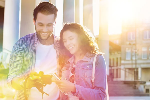 Retrato Jovem Bonito Mostrando Fotos Câmera Para Sua Bela Namorada — Fotografia de Stock