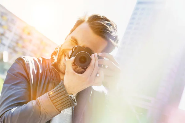 Jovem Homem Atraente Fotografando Belas Vistas Cidade Com Brilho Lente — Fotografia de Stock
