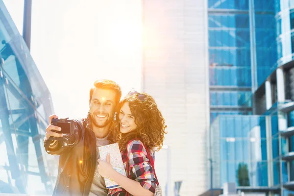 Retrato Joven Atractivo Tomando Selfie Con Novia Centro Ciudad Con — Foto de Stock