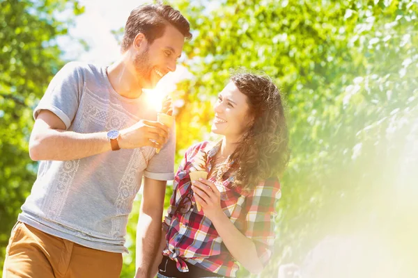 Retrato Pareja Joven Atractiva Caminando Mientras Come Helado Con Destello —  Fotos de Stock