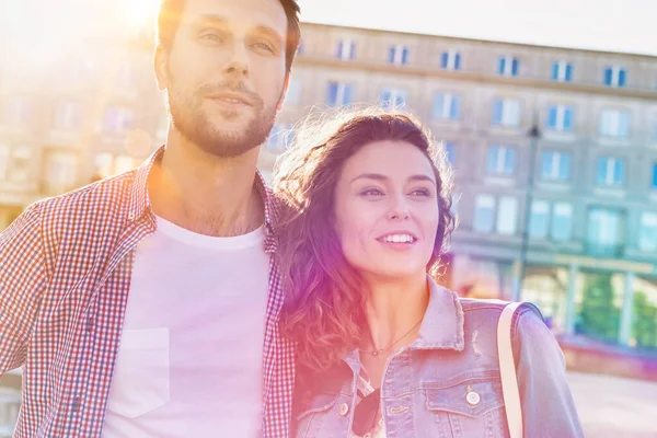 Retrato Pareja Joven Atractiva Pie Contra Museo Con Destello Lente — Foto de Stock