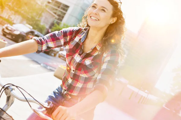 Portret Van Een Jonge Mooie Vrouw Die Glimlacht Terwijl Fiets — Stockfoto