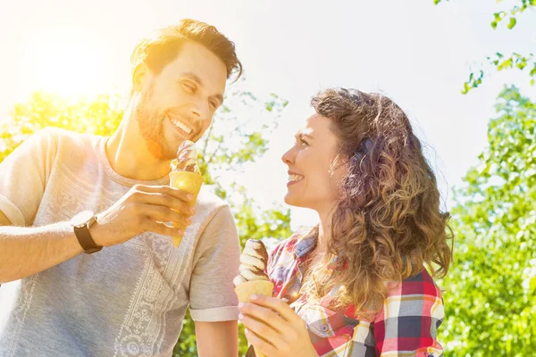 Retrato Pareja Joven Atractiva Caminando Mientras Come Helado Con Destello — Foto de Stock