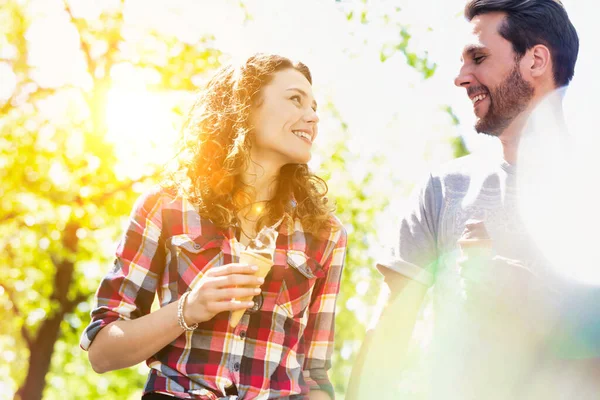 Retrato Pareja Joven Atractiva Caminando Mientras Come Helado Con Destello — Foto de Stock