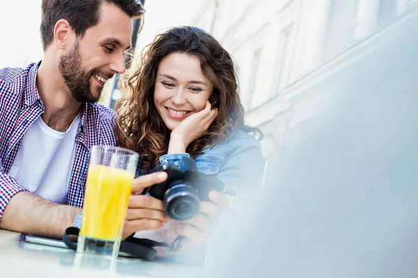 Retrato Jovem Casal Atraente Andando Enquanto Come Sorvete Com Chama — Fotografia de Stock