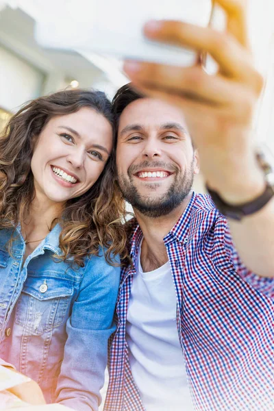 Retrato Homem Tomando Selfie Com Sua Bela Namorada — Fotografia de Stock