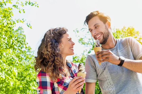 Portrait Young Attractive Couple Walking While Eating Ice Cream — Stock Photo, Image