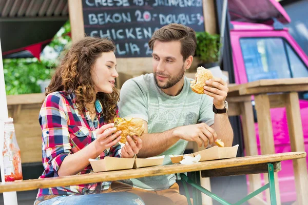 Unga Attraktiva Par Äter Hamburgare Mot Mat Lastbil — Stockfoto