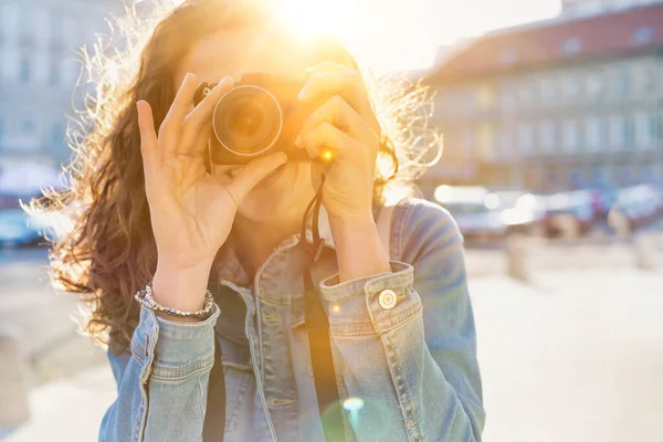 Młoda Atrakcyjna Kobieta Trzyma Aparat Fotograficzny Robi Zdjęcie Rozbłyskiem Tle — Zdjęcie stockowe